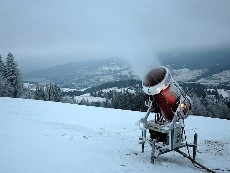 jak powstaje sztuczny śnieg na stoku