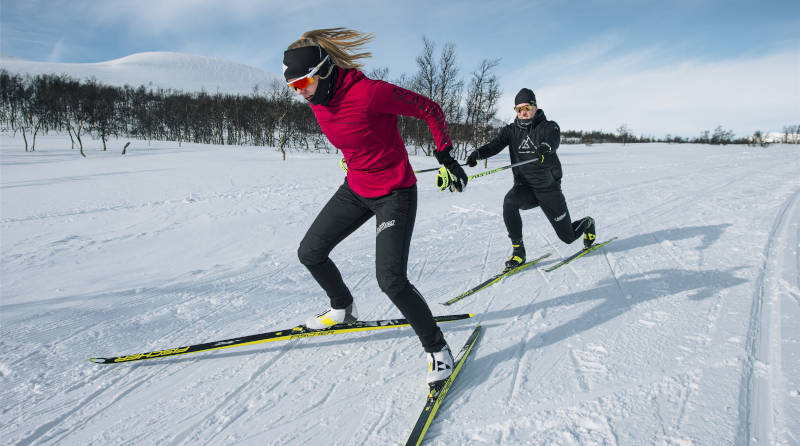 Jak dobrać narty biegowe - do wzrostu, czy do wagi
