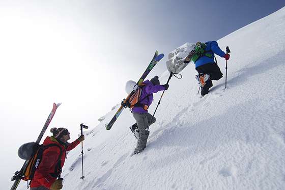 zdjecie przedstawia buty Atomic WAYMAKER TOUR 100 green/white w trakcie wspinaczki na szczyt góry Atomic 2015